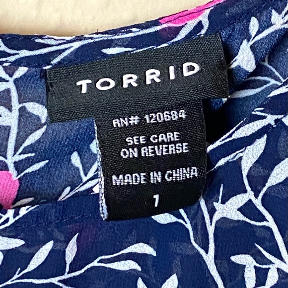 ‼️SOLD‼️ Torrid Sheer Blouse Cap Sleeve in Navy w/ White Vines & Pink Birds - Picture 9 of 10